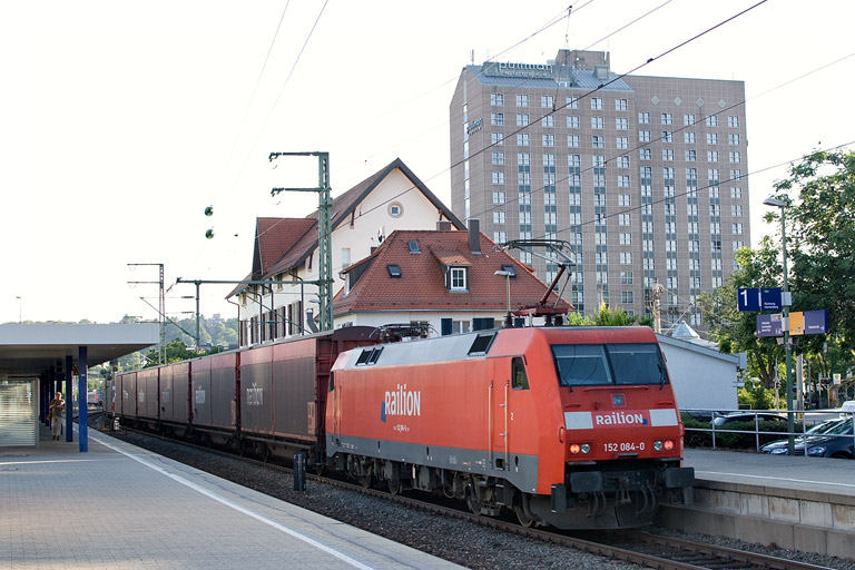 152 084 mit EK 56173 bei km 15,6 (Juni 2012)