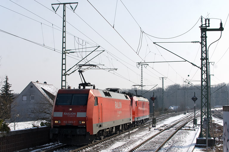 152 085 und 185 100 als EK 56180 bei km 16,8 (Februar 2012)