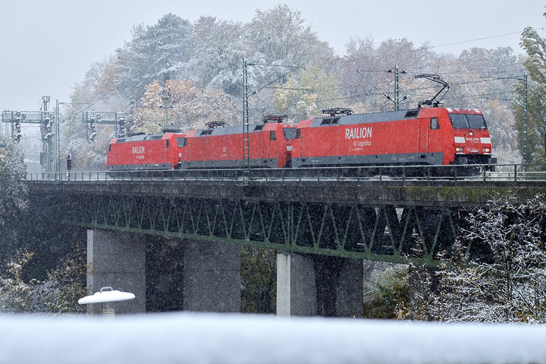 152 093, 152 059 und 185 284 bei km 14,6 (Oktober 2012)