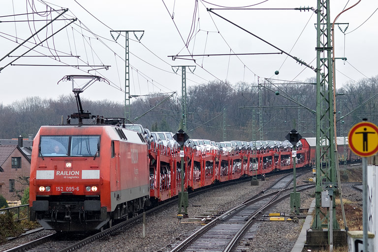 152 095 mit GA 60082 bei km 16,8 (April 2012)