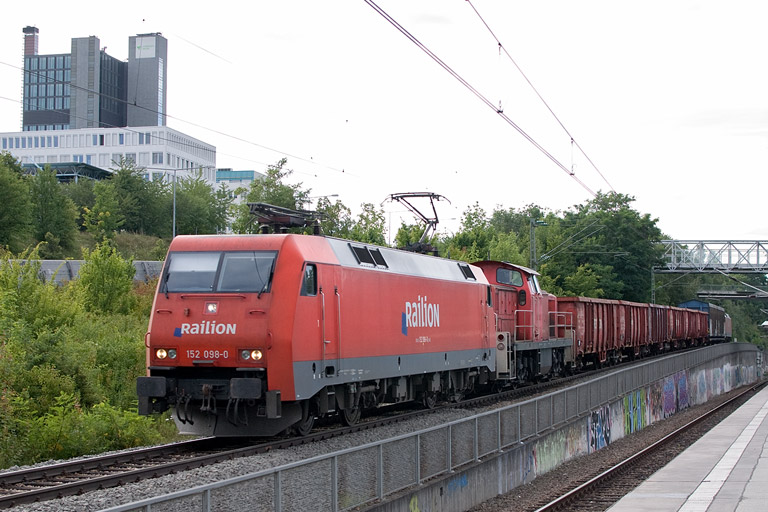 152 098 und 294 781 mit EK 56173 bei km 14,2 (Juli 2012)