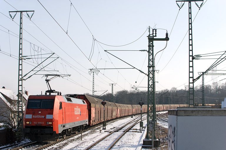 152 099 mit EK 56180 bei km 16,8 (Februar 2012)