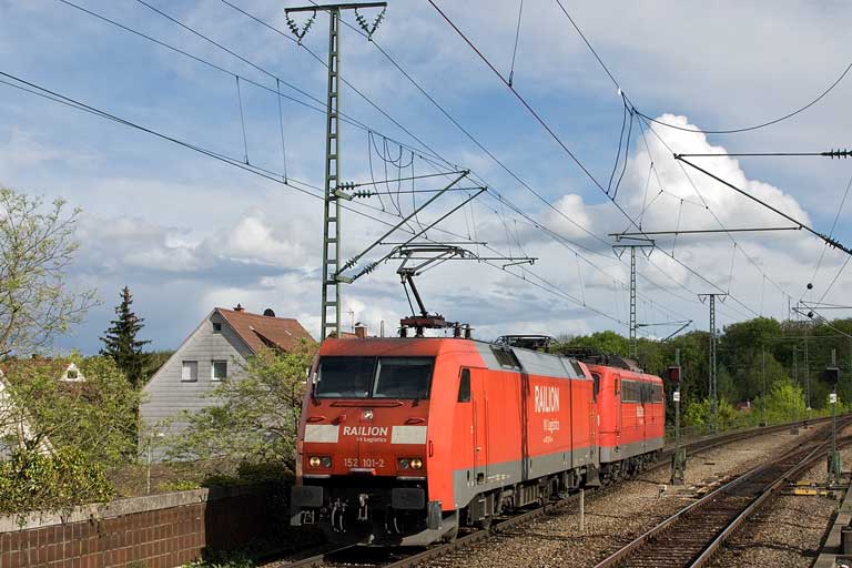 152 101 und 151 084 bei km 16,8 (Mai 2012)