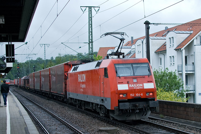 152 104 mit EK 56171 bei km 16,8 (Mai 2012)