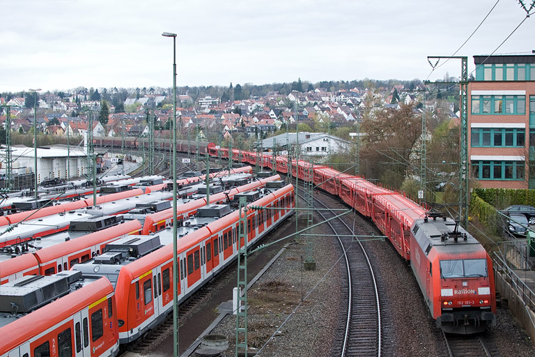 152 105 mit EK 56165 bei km 16,0 (April 2012)