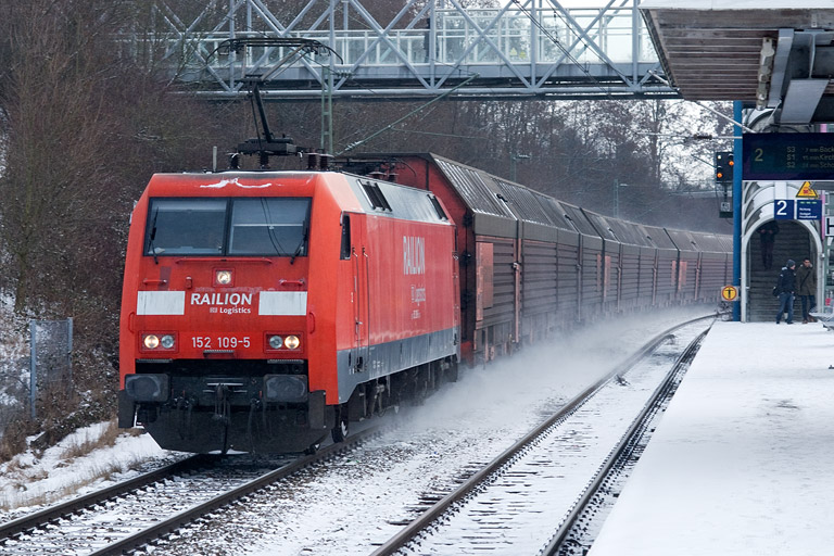152 109 mit EK 56180 bei km 14,2 (Februar 2012)