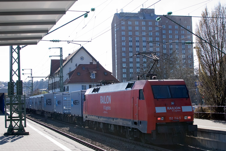 152 114 mit KT 43163 bei km 15,6 (April 2012)