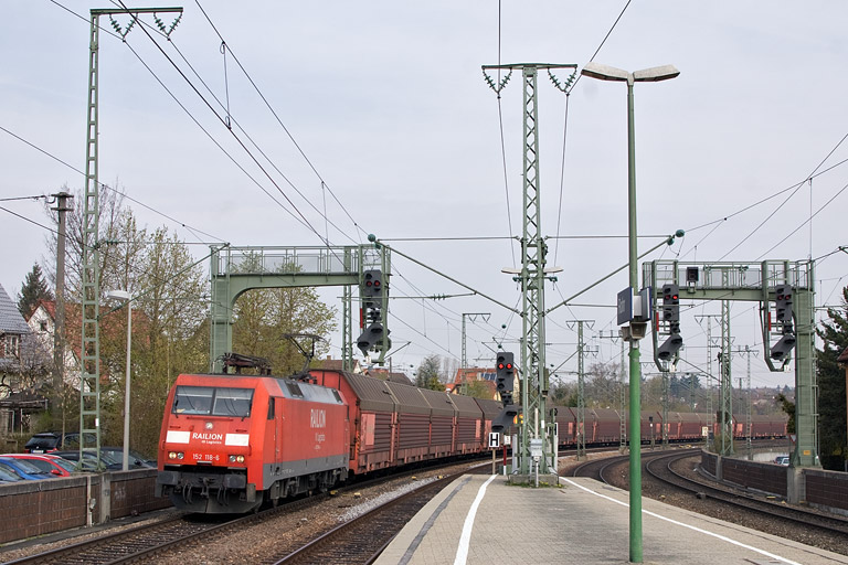 152 118 mit EK 56165 bei km 16,6 (April 2012)