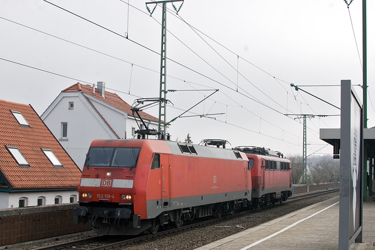152 119 und 140 459 als EK 56180 bei km 16,8 (M&auml;rz 2012)