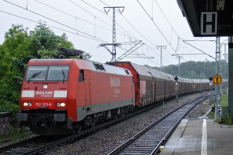 152 123 mit GA 60082 bei km 16,8 (Juni 2012)