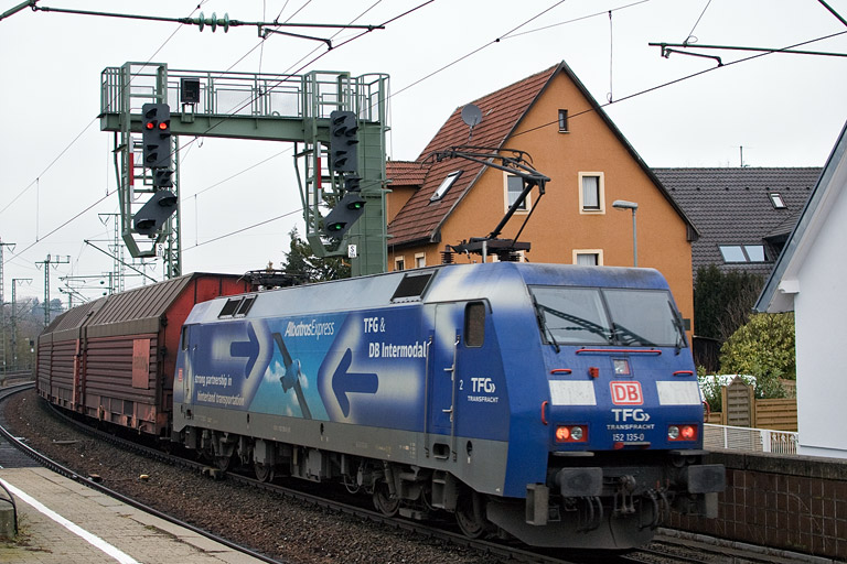 152 135 mit EK 56180 bei km 16,6 (Januar 2012)