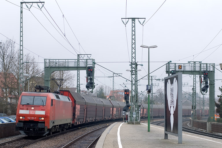 152 151 mit EK 56165 bei km 16,6 (Februar 2012)