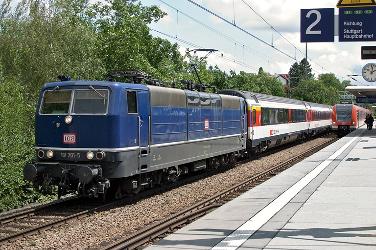 181 201 mit IC 280 bei km 14,0 (Juli 2012)