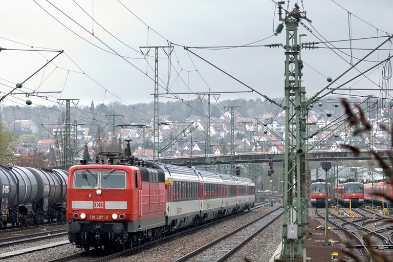 181 207 mit IC 280 bei km 15,8 (April 2012)
