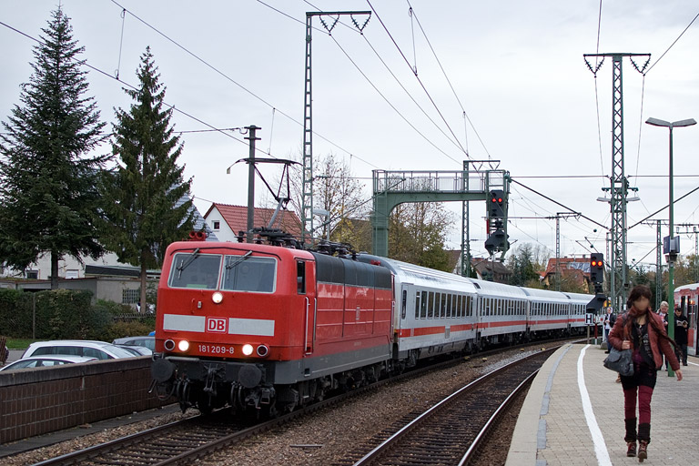 181 209 mit IC 1681 bei km 16,6 (November 2012)