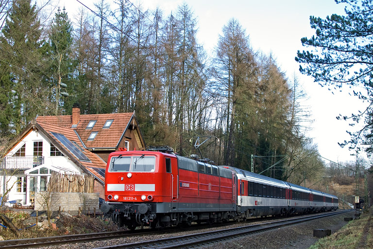 181 211 mit IC 187 bei km 18,2 (Dezember 2012)