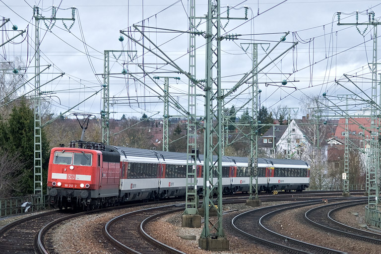 181 212 mit IC 187 bei km 16,4 (Januar 2012)