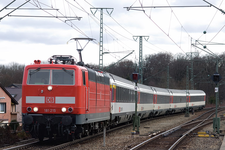 181 215 mit IC 280 bei km 16,8 (Februar 2012)
