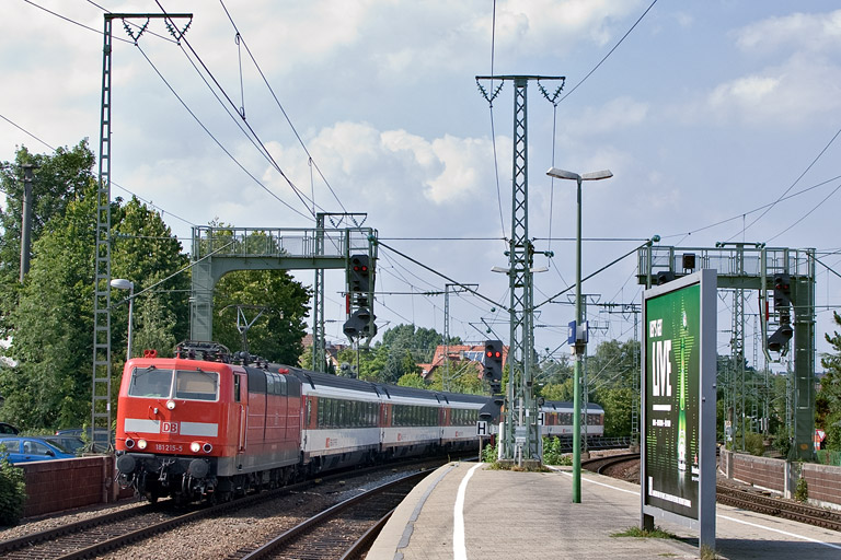 181 215 mit IC 281 bei km 16,6 (August 2012)