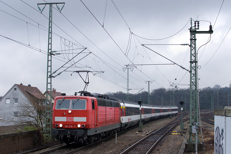 181 219 mit IC 280 bei km 16,8 (Januar 2012)