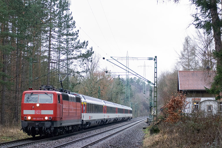 181 223 mit IC 280 bei km 18,2 (Januar 2012)