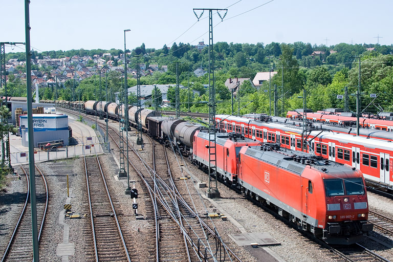 185 007 und 185 376 mit EZ 44696 bei km 16,0 (Mai 2012)