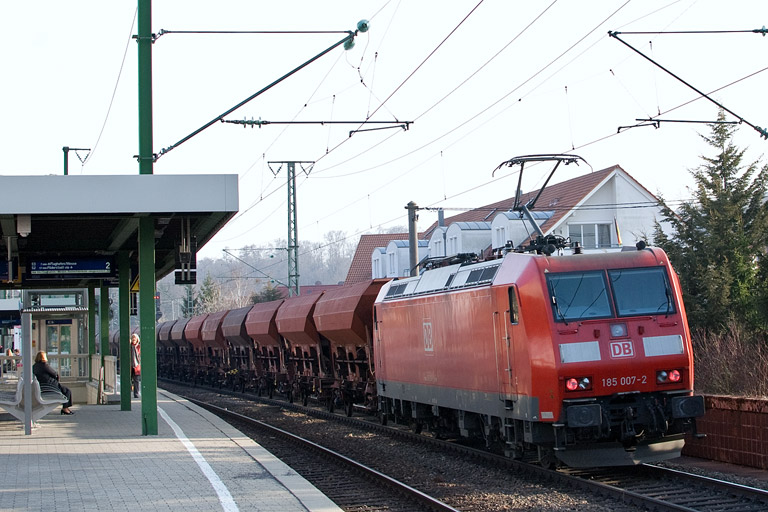 185 007 mit GB 62490 bei km 16,8 (M&auml;rz 2012)