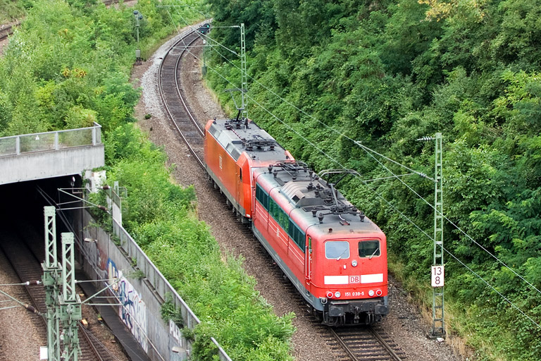 185 018 und 151 039 bei km 13,8 (Juli 2012)