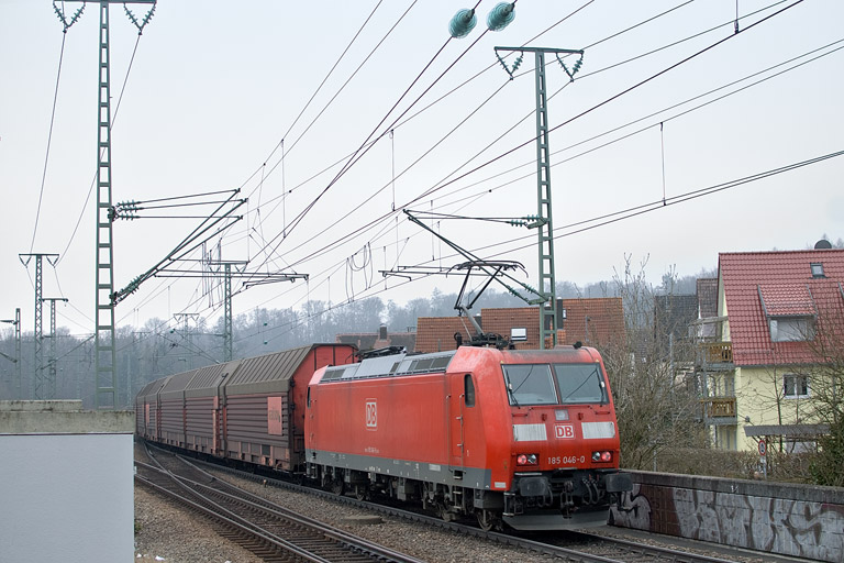 185 046 mit EZ 56165 bei km 16,8 (M&auml;rz 2012)