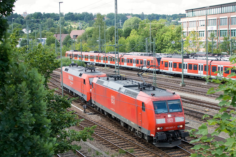 185 057 und 152 117 bei km 16,0 (August 2012)