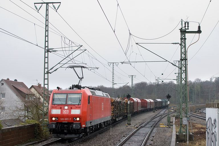 185 057 mit EZ 44696 bei km 16,8 (April 2012)