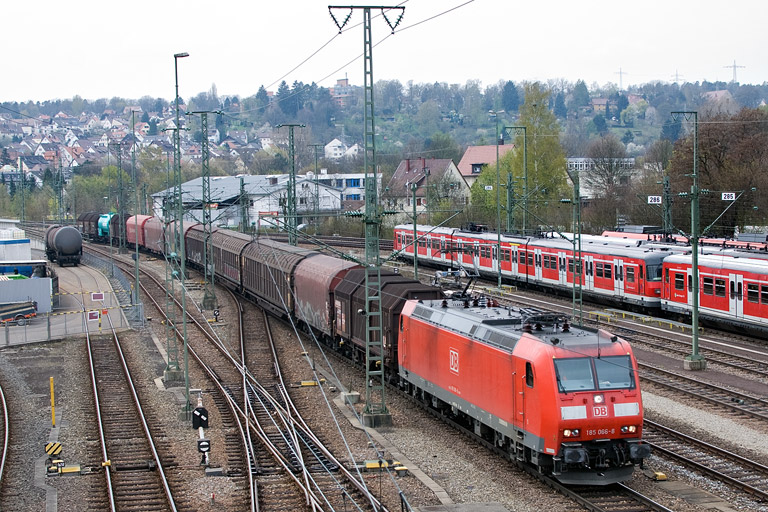 185 066 mit EZ 44696 bei km 16,0 (April 2012)