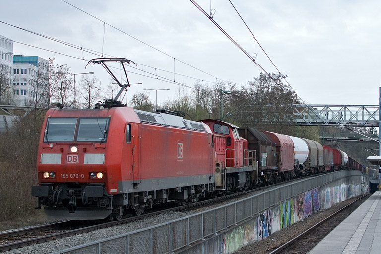 185 070 und 294 811 mit EK 56173 bei km 14,2 (M&auml;rz 2012)