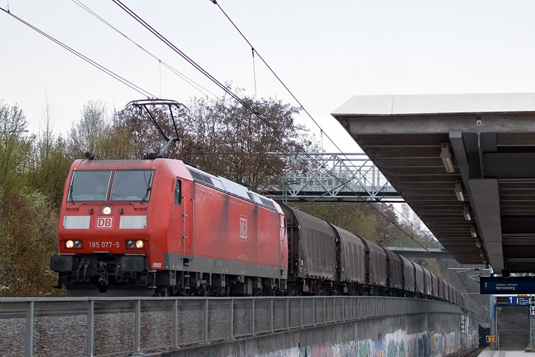 185 077 mit GM 49225 bei km 14,0 (April 2012)
