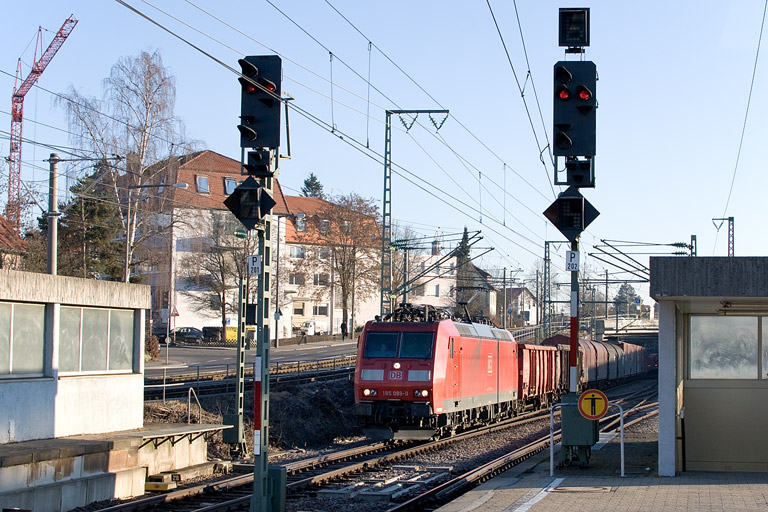 185 089 mit EZ 44689 bei km 15,4 (Februar 2012)
