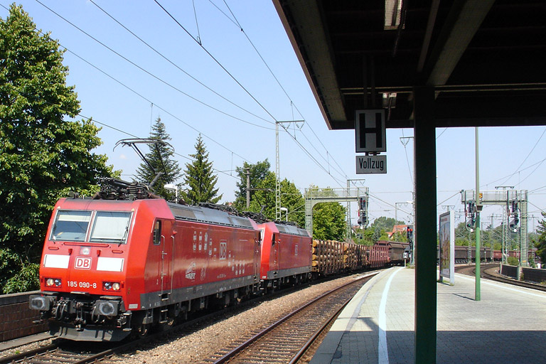 185 090 und Lok der Baureihe 185 mit EZ 45175 bei km 16,8 (Juli 2012)