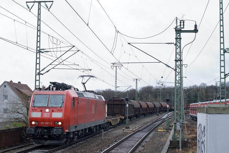 185 097 mit EZ 44696 bei km 16,8 (Januar 2012)