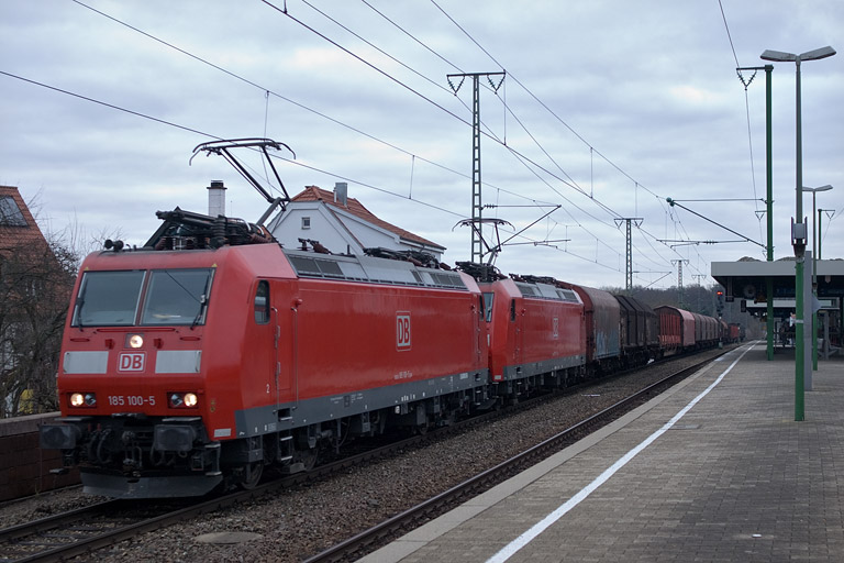 185 100 und 185 115 mit EZ 44696 bei km 16,8 (Januar 2012)