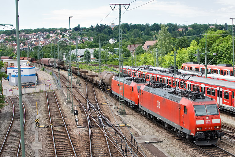 185 116 und 185 097 mit EZ 44696 bei km 16,0 (Juni 2012)