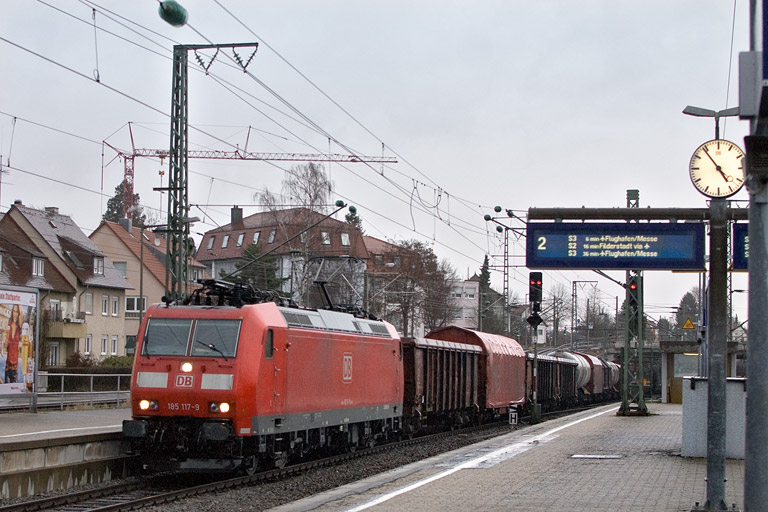 185 117 mit EZ 44691 bei km 15,6 (M&auml;rz 2012)