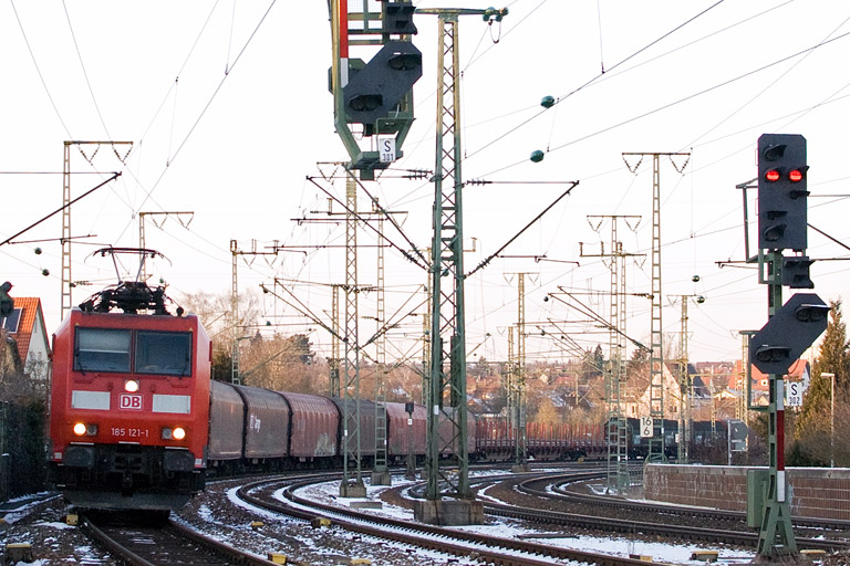 185 121 mit EZ 44695 bei km 16,6 (Februar 2012)