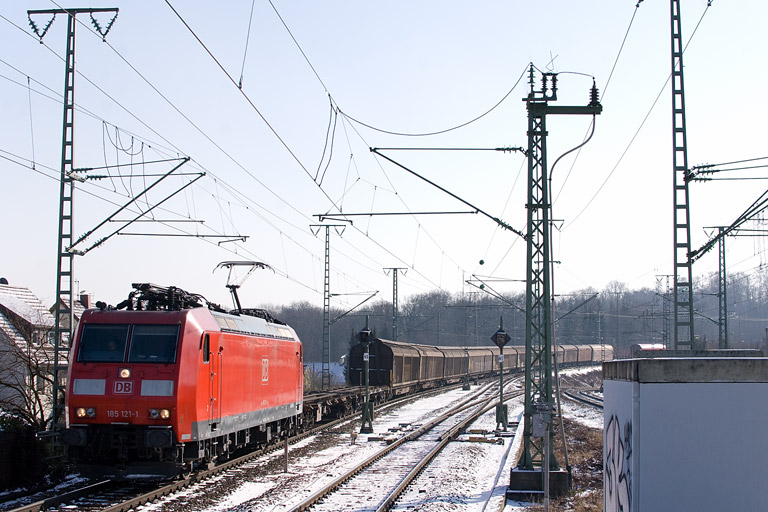 185 121 mit EZ 44696 bei km 16,8 (Februar 2012)