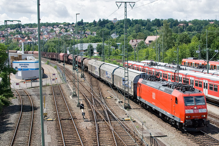 185 123 mit EZ 44696 bei km 16,0 (Juli 2012)