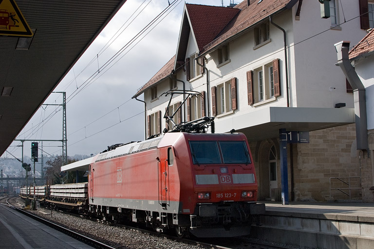 185 123 mit GB 62487 bei km 15,6 (Februar 2012)