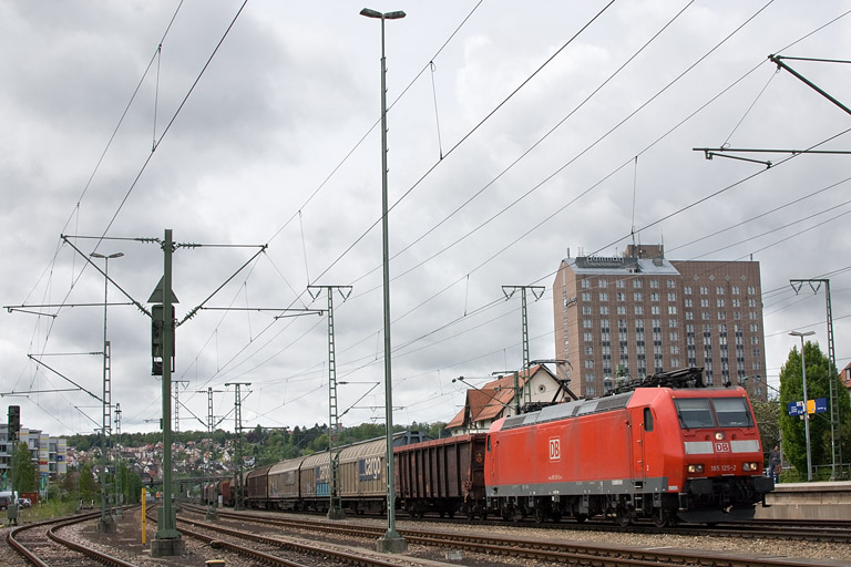 185 125 mit EZ 44696 bei km 15,6 (Mai 2012)