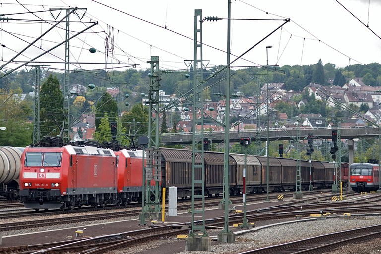 185 127 und 185 137 mit EZ 44696 bei km 15,8 (September 2012)