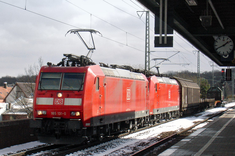 185 131 und 185 091 mit EZ 44696 bei km 16,8 (Februar 2012)