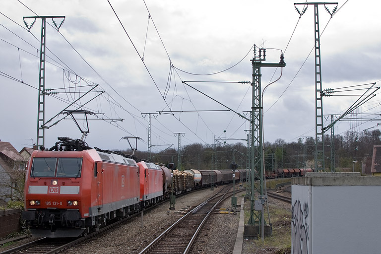 185 131 und 185 130 mit EZ 44696 bei km 16,8 (April 2012)