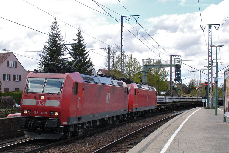 185 132 und 185 114 mit GB 62762 bei km 16,6 (April 2012)