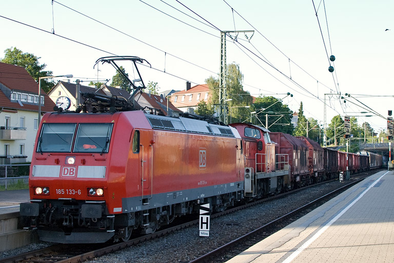 185 133 und Lok der Baureihe 294 mit EK 56173 bei km 15,6 (Juni 2012)